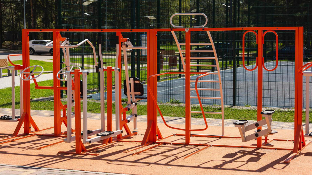 بررسی جامع استانداردها و ویژگی‌های فنی ست‌های ورزشی پارک‌ها